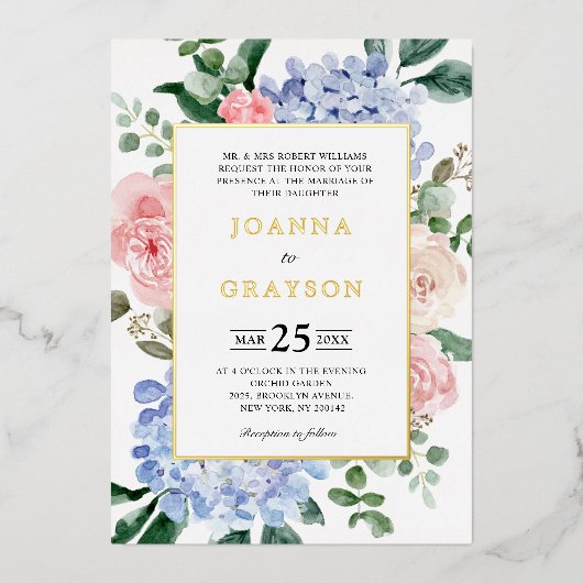 ほこりっぽい青いアジサイのパステル結婚ピンクのバラの 箔招待状 (正面)