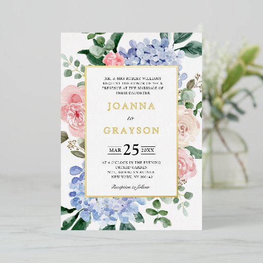 ほこりっぽい青いアジサイのパステル結婚ピンクのバラの 箔招待状 (立ち正面)