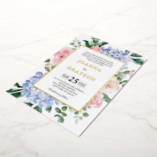 ほこりっぽい青いアジサイのパステル結婚ピンクのバラの 箔招待状 (回転した状態)