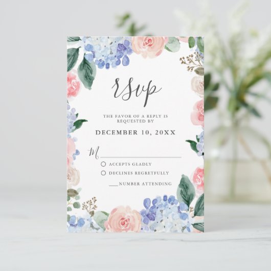ほこりっぽい青いアジサイのパステル結婚ピンクのバラ 出欠カード (スタンド正面)