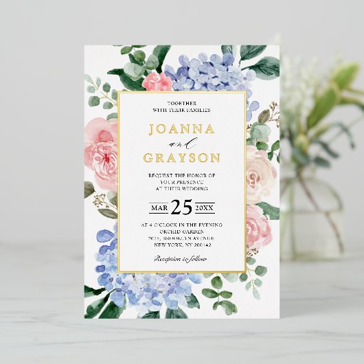 ほこりっぽい青いアジサイのパステル結婚ピンクのバラ 箔招待状 (立ち正面)