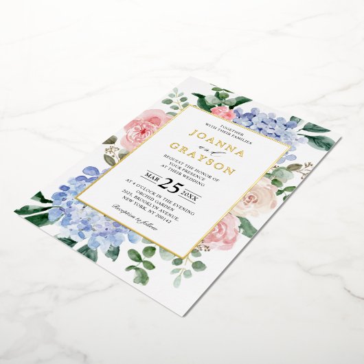 ほこりっぽい青いアジサイのパステル結婚ピンクのバラ 箔招待状 (回転した状態)