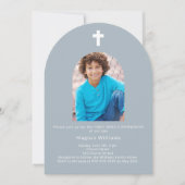 ほこりっぽい青いアーチ写真の少年ファースト・ホリー・コミュニオン 招待状 (正面)