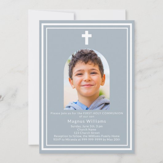 ほこりっぽい青いアーチ写真の少年ファースト・ホリー・コミュニオン 招待状 (正面)