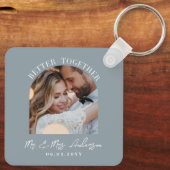 ほこりっぽい青いアーチ結婚写真のギフトホームデコール キーホルダー (裏面)