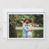 ほこりっぽい青いカップルの伝統的写真結婚の 招待状 (裏面)