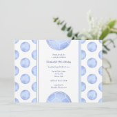 ほこりっぽい青いサッカーボールのパターンガーリー誕生日 招待状 (スタンド正面)