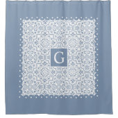 ほこりっぽい青いダマスク、うろこ縁どとモノグラム シャワーカーテン (正面)