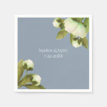 ほこりっぽい青いナプキンの白い牡丹