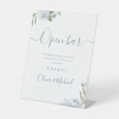 ほこりっぽい青いフローラスクリプト結婚ラスティックのオープンバー 台座サイン (正面)