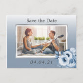 ほこりっぽい青いフローラ写真の結婚式の日付を保存 案内ポストカード (正面)