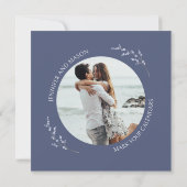 ほこりっぽい青いワイルドフラワーのフローラ日付写真を保存 招待状 (裏面)