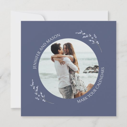 ほこりっぽい青いワイルドフラワーのフローラ日付写真を保存 招待状 (裏面)