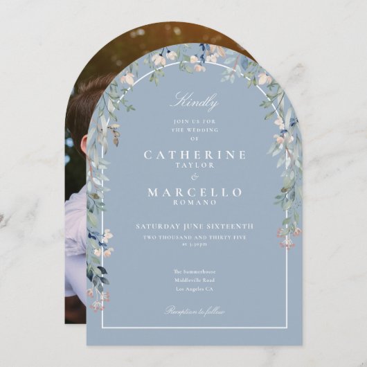 ほこりっぽい青いワイルドフラワーズフローラアーチ結婚写真 招待状 (正面/裏面)