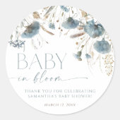 ほこりっぽい青いワイルドフラワーズベビーで開花のボーイシャワー ラウンドシール (正面)