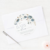 ほこりっぽい青いワイルドフラワーズベビーで開花のボーイシャワー ラウンドシール (封筒)