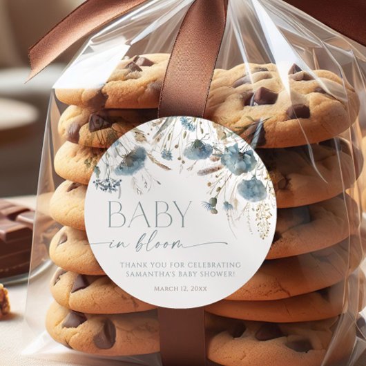 ほこりっぽい青いワイルドフラワーズベビーで開花のボーイシャワー ラウンドシール