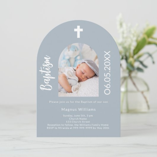 ほこりっぽい青い写真のアーチスクリプトBaptism 招待状 (スタンド正面)