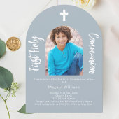 ほこりっぽい青い写真のアーチ少年ファースト・ホリー・コミュニオン 招待状