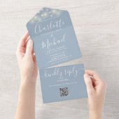 ほこりっぽい青い文字列ライトQRコードモノグラム結婚ズ オールインワン招待状 (貼ってはがせる)