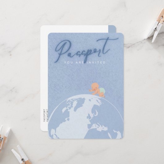 ほこりっぽい青い旅行パスポートボーイ赤ちゃんシャワー 招待状 (正面/裏面インサイチュ)