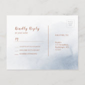 ほこりっぽい青い書道素朴なフローラ結婚式RSVP インビテーションポストカード (裏面)