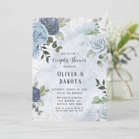 ほこりっぽい青い水の色のフローラ素朴カップルのシャワー 招待状 (スタンド正面)