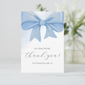 ほこりっぽい青い水の色の弓ベビーシャワー サンキューカード (スタンド正面)