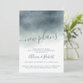 ほこりっぽい青い水彩オンブル延期された新しい計画 招待状 (スタンド正面)