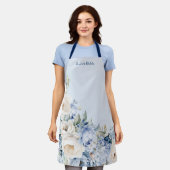 ほこりっぽい青い水色のアイボリーの離れ花の素朴 エプロン (着用した状態)