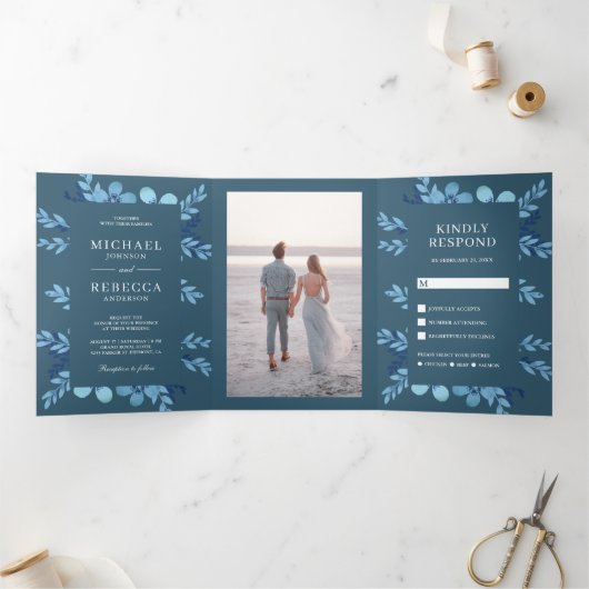 ほこりっぽい青い水色のフローラ結婚すべて 三つ折り招待状 (内部)