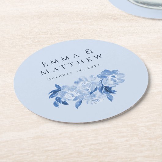 ほこりっぽい青い水色の花の牡丹ブーケ ラウンドペーパーコースター (アングル)