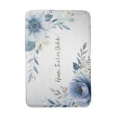 ほこりっぽい青い水色の花シルバーエレガント バスマット (正面縦)