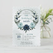 ほこりっぽい青い海軍の花の植物性リース誕生日 招待状 (スタンド正面)