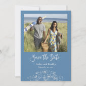 ほこりっぽい青い白いワイルドフラワーの写真QRコード結婚ズ 招待状 (正面)