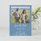 ほこりっぽい青い白いワイルドフラワーの写真QRコード結婚ズ 招待状 (スタンド正面)