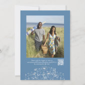 ほこりっぽい青い白いワイルドフラワーQRコードフォト結婚ズ 招待状 (裏面)