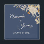 ほこりっぽい青い秋のボホ結婚の磁石 マグネット<br><div class="desc">この埃っぽい青い秋のボホ結婚のマグネットは、レトロなボヘミアンの野草の外観とアンティークの雰囲気を兼ね備えている。ほこりっぽい青エレガント色、海軍の背景の上に、ニュートラルなベージュの野生の花は、その上品な書道タイポグラフィフォーマルは、野生とフローラ、ヴィンテージスタイル結婚お祝いテーマを可能にする。このマグネットは、長い時間にあなたのイベントを覚えるためにゲストのための有用性と美しいデザインを組み合わ来せる。</div>