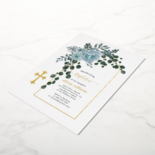 ほこりっぽい青い花とアーチフローラバプテスマ金ゴールド 箔招待状 (回転した状態)