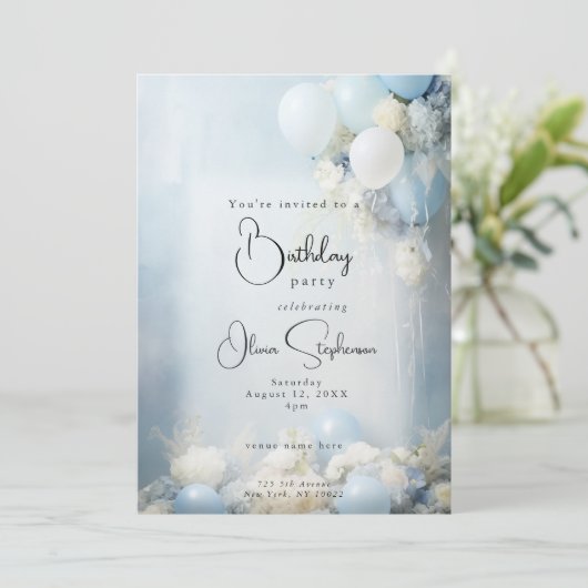 ほこりっぽい青い花とバルーンQR誕生日 招待状 (スタンド正面)