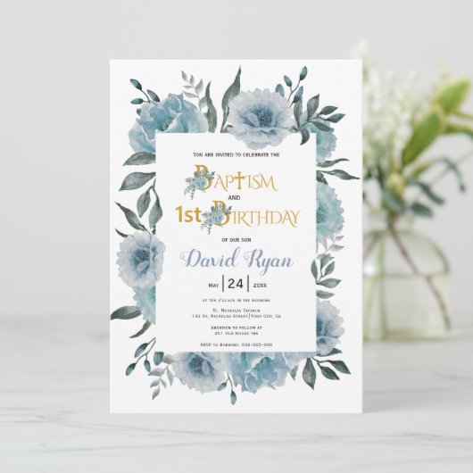 ほこりっぽい青い花の男の子バプテスマと誕生日 招待状 (スタンド正面)