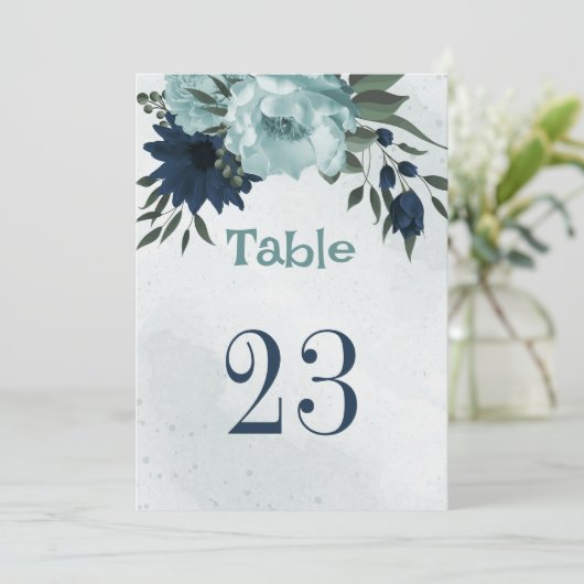 ほこりっぽい青とネイビーの花のテーブル番号 招待状 (スタンド正面)
