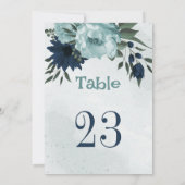 ほこりっぽい青とネイビーの花のテーブル番号 招待状 (裏面)
