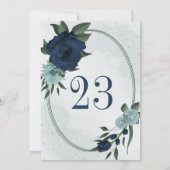 ほこりっぽい青とネイビーの花ジオメトリックテーブル番号 招待状 (裏面)