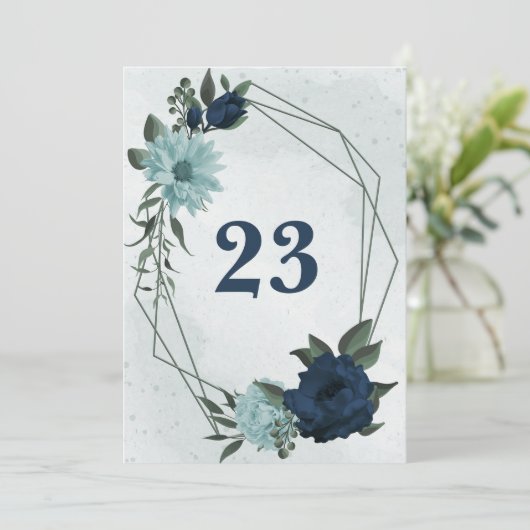 ほこりっぽい青とネイビーの花ジオメトリックテーブル番号 招待状 (スタンド正面)