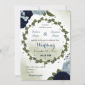 ほこりっぽい青と海軍の花の緑のリース結婚の 招待状 (正面)