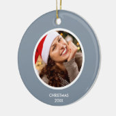 ほこりっぽい青と白のモダンイニシャルモノグラム写真 セラミックオーナメント (左)