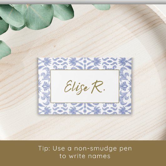 ほこりっぽい青と白のヴィンテージスタイル結婚ズ プレイスカード