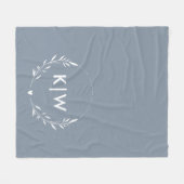 ほこりっぽい青と白 | イニシャルモダンモノグラム フリースブランケット (正面(横))