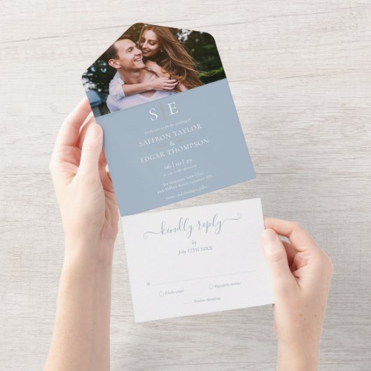 ほこりっぽい青と金ゴールドモノグラム結婚写真 オールインワン招待状 (貼ってはがせる)